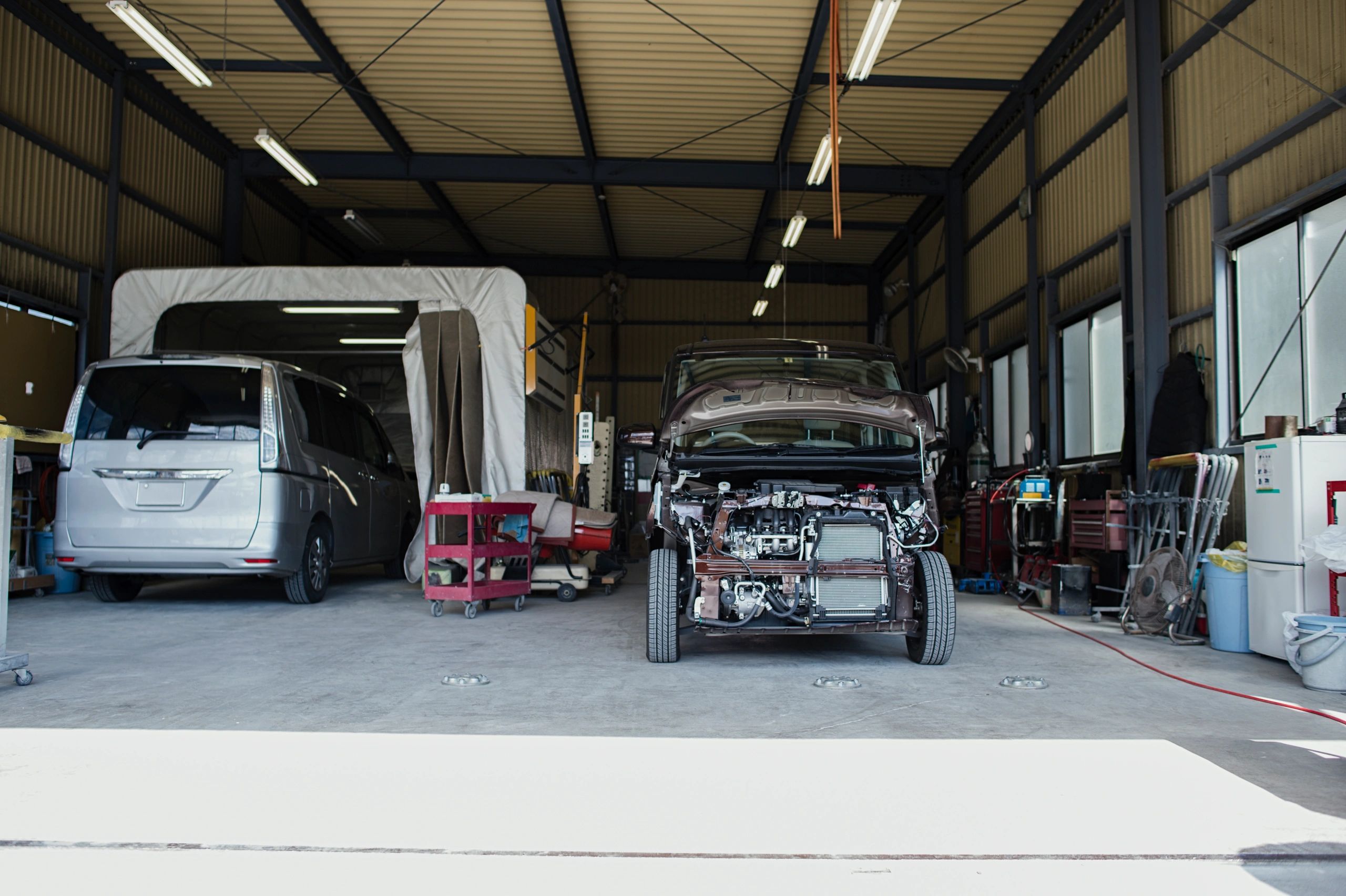 Contemporary auto service building